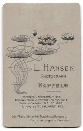 Fotografie L. Hansen, Kappeln, Junge Frau im schwarzen taillierten Kleid mit Puffärmeln, mit einem Buch in der Hand