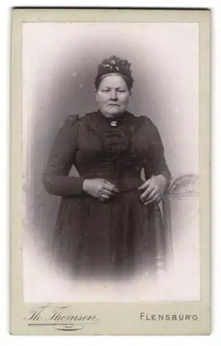 Fotografie Th. Thomsen, Flensburg, Friesische Str. 2, Bürgerliche Dame im taillierten Kleid mit eleganter Kopfbedeckung