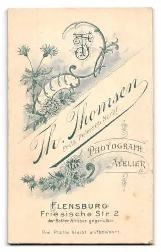 Fotografie Th. Thomsen, Flensburg, Friesische Str. 2, Bürgerliche Dame im taillierten Kleid mit eleganter Kopfbedeckung