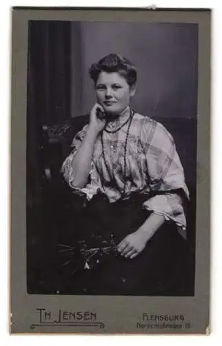 Fotografie Th. Jensen, Flensburg, Norderhofenden 15, Junge Dame mit karierter Bluse und Blumen in der Hand