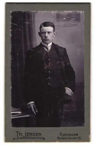 Fotografie Th. Jensen, Flensburg, Norderhofenden 15, Junger Mann im Anzug mit einer Krawatte und strengem Blick
