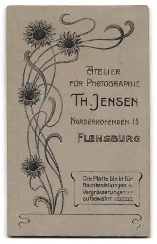 Fotografie Th. Jensen, Flensburg, Norderhofenden 15, Junger Mann im Anzug mit einer Krawatte und strengem Blick