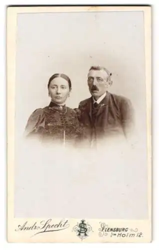 Fotografie Andr. Specht, Flensburg, Holm 12, Bürgerliches Ehepaar, er im Anzug mit einem markanten Schnurrbart
