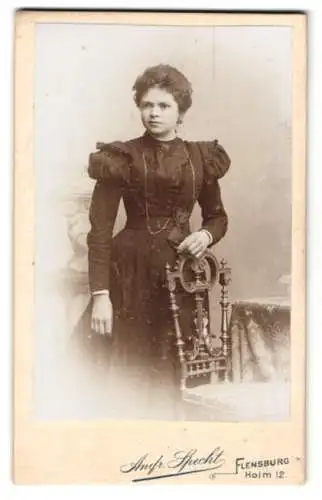 Fotografie Andr. Specht, Flensburg, Holm 12, Junge Frau im eleganten schwarzen Kleid mit Schleife am Taillengürtel