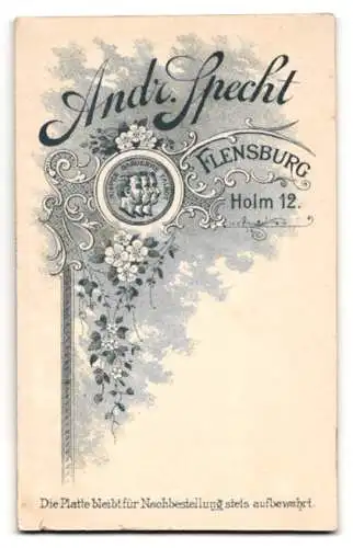 Fotografie Andr. Specht, Flensburg, Holm 12, Junge Frau im eleganten schwarzen Kleid mit Schleife am Taillengürtel