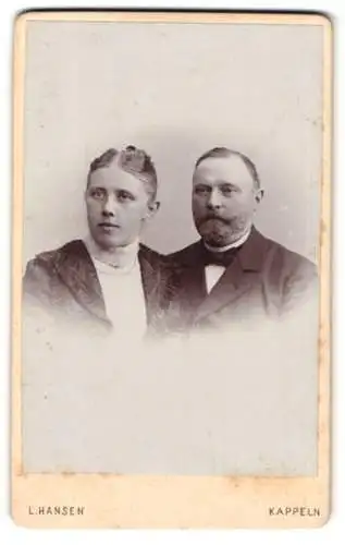 Fotografie L. Hansen, Kappeln, Bürgerliches Ehepaar, Sie mit zurückgestecktem Haar und Anstecknadel am Kragen