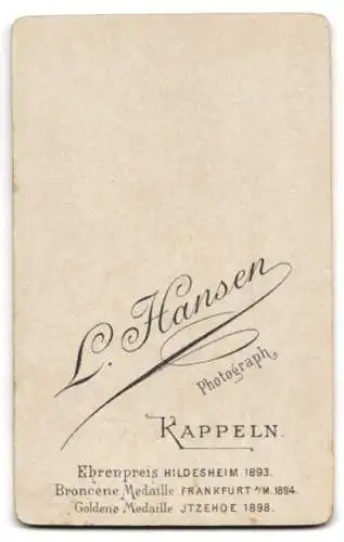 Fotografie L. Hansen, Kappeln, Bürgerliches Ehepaar, Sie mit zurückgestecktem Haar und Anstecknadel am Kragen