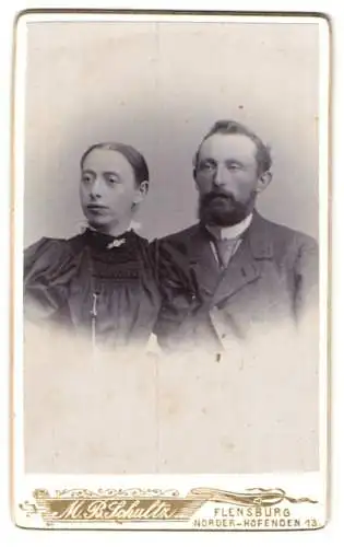 Fotografie M. B. Schultz, Flensburg, Norder-Hofenden 13, Bürgerliches Ehepaar, sie im Kleid mit Puffärmeln