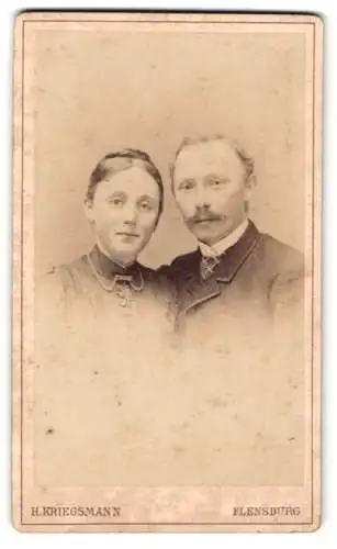 Fotografie H. Kriegsmann, Flensburg, Junges Ehepaar, er mit Schnurrbart, sie mit aufwendig hochgestecktem Haar