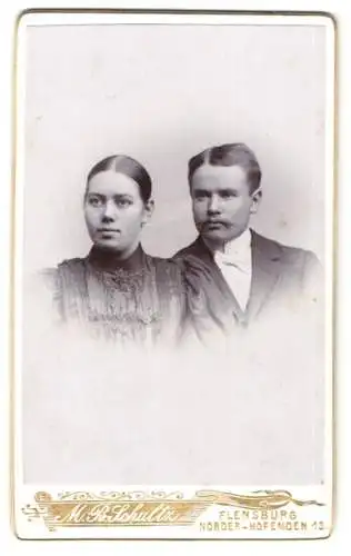 Fotografie M. B. Schultz, Flensburg, Norder-Hofenden 13, Junges Ehepaar, er mit weisser Fliege und spitzem Schnurrbart