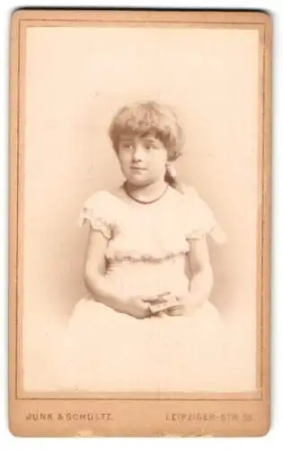 Fotografie Junk & Schultz, Berlin, Leipziger-Str. 35, Junges Mädchen im weissen Kleid mit einem Foto in der Hand