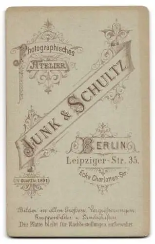 Fotografie Junk & Schultz, Berlin, Leipziger-Str. 35, Jugendliches Mädchen im gepunkteten Kleid mit kleiner Schwester