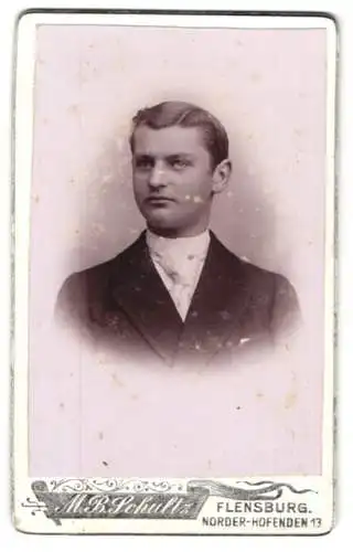 Fotografie M. B. Schultz, Flensburg, Norder-Hofenden 13, Bürgerlicher Knabe mit pomadisiertem Seitenscheitel
