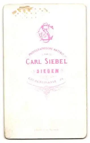 Fotografie Carl Siebel, Siegen, Cölnerstr. 83, Gutbürgerliche Dame im schwarzen Kleid mit Zierschleife und Ohrringen