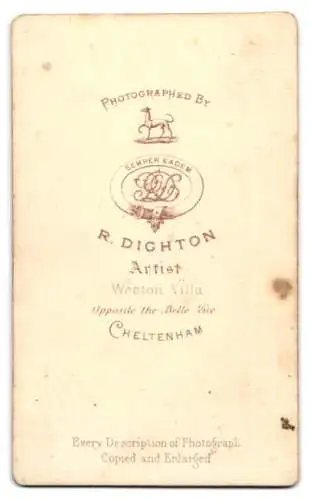 Fotografie R. Dighton, Cheltenham, Junge Dame im dunklen Kleid mit heller Brosche und Zopf im Mittelscheitel