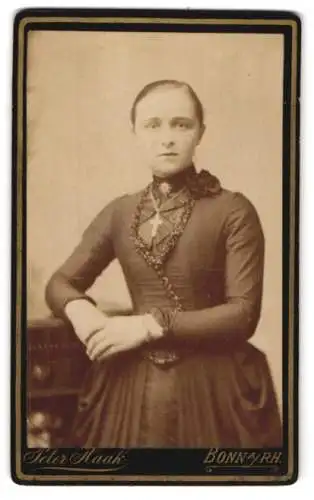 Fotografie Peter Haak, Bonn, Endenicherstr. 27, Junge Frau im schwarzen taillierten Kleid mit Rose und Kreuzkette