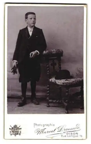 Fotografie Marcel Drossard, Dison, Rue Longue 76, Junger Mann im schwarzen Anzug mit Handschuhen und Melone