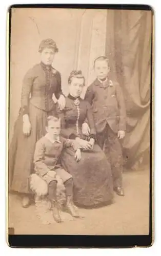 Fotografie unbekannter Fotograf und Ort, Gutbürgerliche Damen mit zwei Kindern in dunklen Kleidern und Anzügen