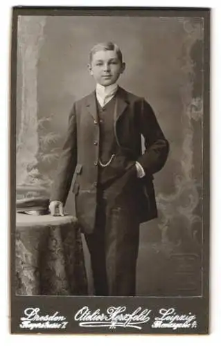 Fotografie Martin Herzfeld, Dresden, Pragerstr. 7, Eleganter Jüngling im schwarzen Anzug mit Krawatte und Seitenscheitel