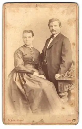 Fotografie Adler & Kühnel, Dresden, Victoriastr. 21, Junges elegantes Paar in dunkler Kleidung mit Kette und Fliege