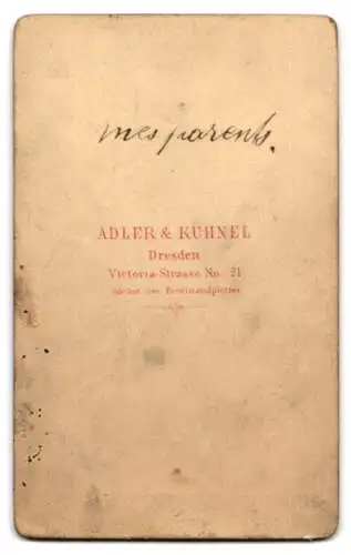 Fotografie Adler & Kühnel, Dresden, Victoriastr. 21, Junges elegantes Paar in dunkler Kleidung mit Kette und Fliege