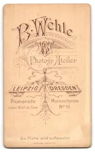 Fotografie B. Wehle, Dresden, Marienstr. 10, Elegantes junges Paar in schwarzer Kleidung mit Vollbart und Buch