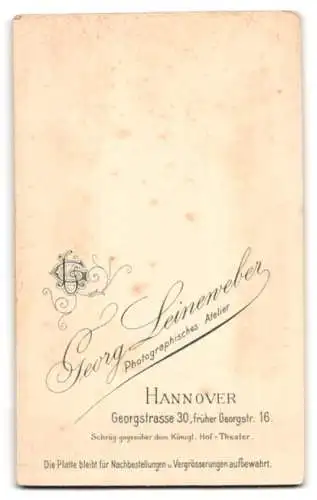 Fotografie Georg Leineweber, Hannover, Georgstr. 30, Ältere elegante Dame im schwarzen Kleid mit hängendem Augenlid