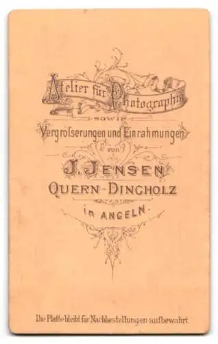 Fotografie J. Jensen, Quern-Dingholz, Junge elegante Dame im schwarzen Kleid mit Spitzenmuster und Brosche
