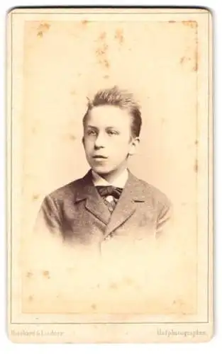 Fotografie Reichard & Lindner, Berlin, Margrafenstr. 40, Junger Mann im hellen Anzug mit zurückgegelten Haaren