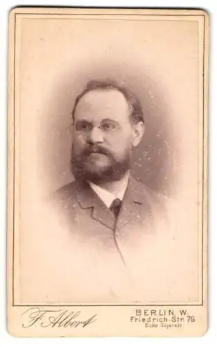 Fotografie F. Albert, Berlin, Friedrichstr. 76, Eleganter korpulenter Herr im Anzug mit Vollbart und Brille