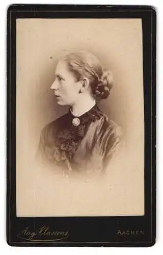 Fotografie Aug. Classens, Aachen, Hochstr. 19, Profil einer jungen schönen Frau im schwarzen Kleid mit Rüschen