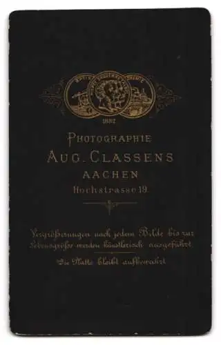 Fotografie Aug. Classens, Aachen, Hochstr. 19, Profil einer jungen schönen Frau im schwarzen Kleid mit Rüschen