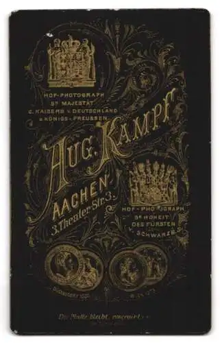Fotografie Aug. Kampf, Aachen, Theaterstr. 3, Junge Frau im dunklen Kleid mit weisser Blüte am Balkon
