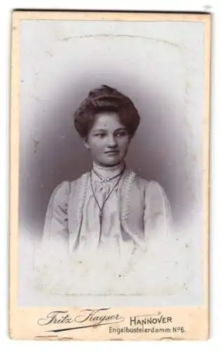 Fotografie Fritz Kayser, Hannover, Engelbostelerdamm 6, Schöne junge Frau im hellen Kleid mit Rüschen und Hochsteckhaar