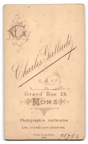 Fotografie Ch. Galladé, Mons, Grand Rue 29, Junge Dame im dunklen Kleid mit weissem Einsatz und schwarzer Schleife
