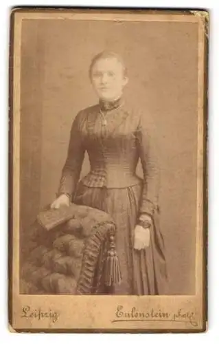Fotografie Eulenstein phot., Leipzig, Zeitzer Str. 30, Junge schöne Frau im taillierten Kleid mit Halskette und Armband