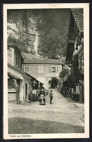 AK Hallstatt, Ortspartie mit Anwohnern am Berg