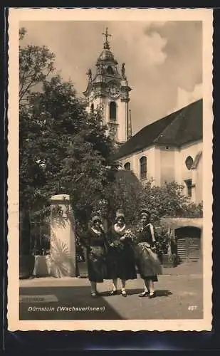 AK Dürnstein, Drei hübsche Wachauerinnen vor der Kirche