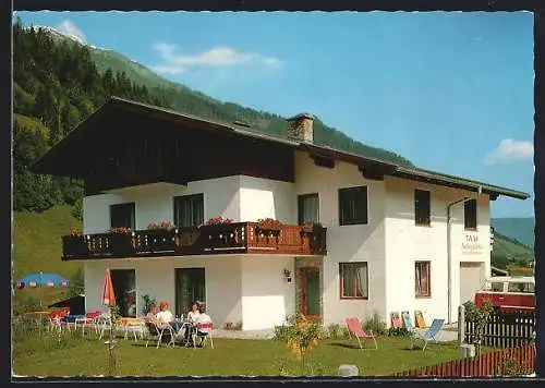 AK Rauris /Salzburger Land, Pension Gschwandtner mit Gästen im Garten