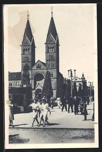 AK Marburg a. d. Drau, Belebte Partie vor der Kirche