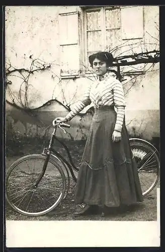 AK Dame mit ihrem Fahrrad