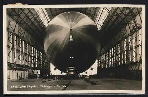 AK Luftschiff Graf Zeppelin LZ 127 beim Einbringen in die Halle