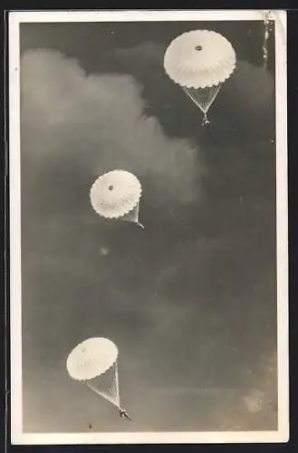 AK Fallschirmjäger landen mit Fallschirmen