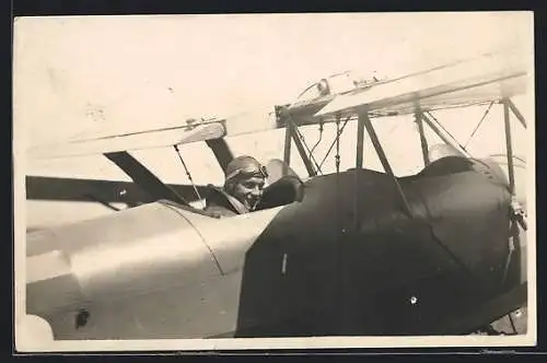 Foto-AK Pilot in einem Doppeldecker-Flugzeug