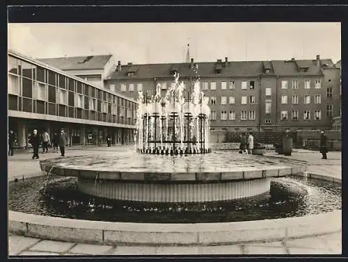 AK Cottbus, Springbrunnen und Volksbuchhandlung Jenny Marx