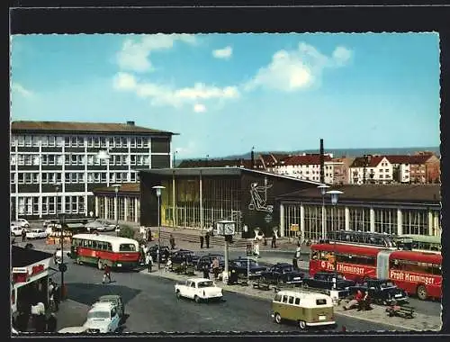 AK Aschaffenburg, Hauptbahnhof mit Passanten