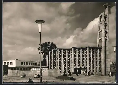 AK Berlin / Hansaviertel, Partie an der kath. Kirche St. Ansgar, Gesamtansicht mit Nebengebäucen