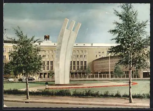 AK Berlin-Tempelhof, Am Luftbrückendenkmal