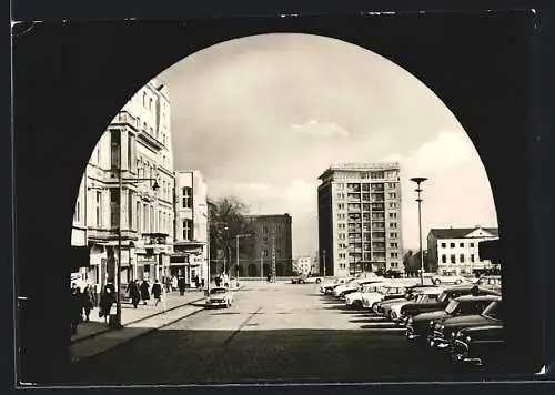 AK Rostock, Blick von den Postarkaden auf das Hochhaus am Ernst-Thälmann-Platz