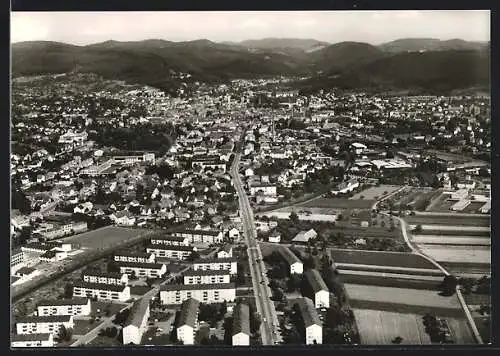 AK Lahr /Schwarzwald, Gesamtansicht gegen die Berglandschaft vom Flugzeug aus
